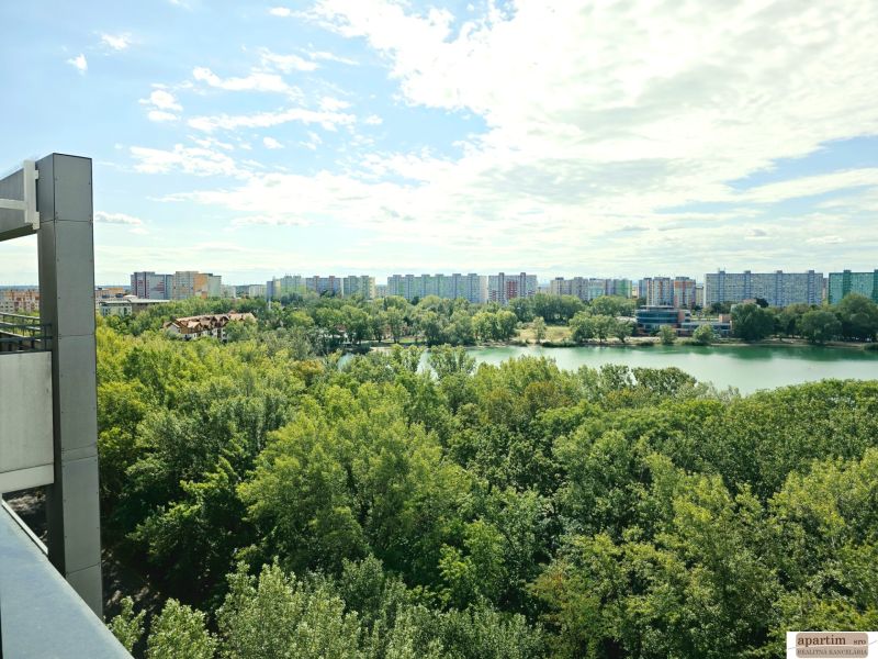 Blick von der Antolska-Straße in Petržalka auf den See und das Grün, 4-Zimmer-Wohnung.