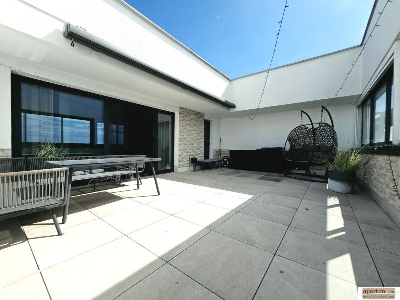 Terrasse einer 4-Zimmer-Wohnung mit Außensitzbereich und Schaukel, Antolská, Bratislava - Petržalka.