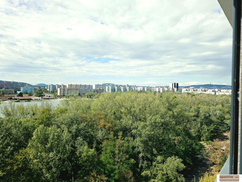 Blick aus einer 4-Zimmer-Wohnung in Bratislava - Petržalka in der Antolska-Straße auf die städtische Landschaft.