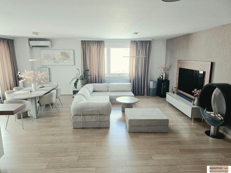 Wohnzimmer mit heller Couchgarnitur, Boden mit Holzdekor, Esstisch, 4-Zimmer-Wohnung.