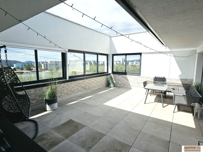 Großzügige Terrasse einer 4-Zimmer-Wohnung mit Blick auf Bratislava in der Nähe der Antolska-Straße.