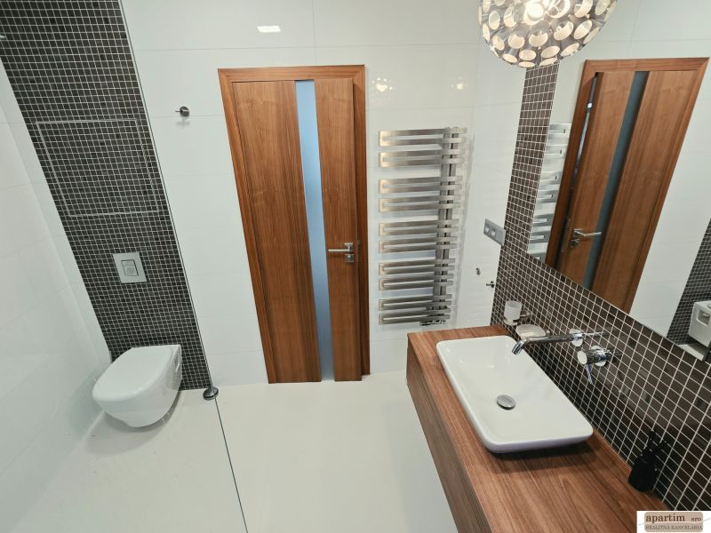 Badezimmer mit hängendem WC, Waschbecken und Heizkörper in einer 4-Zimmer-Wohnung.
