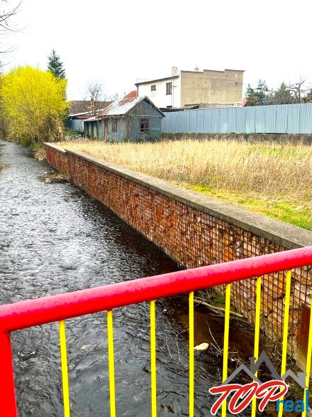 Bild von der Jarkova-Straße, Košice – Stadtteil Šaca, mit einem Bach und angrenzenden Grundstücken.