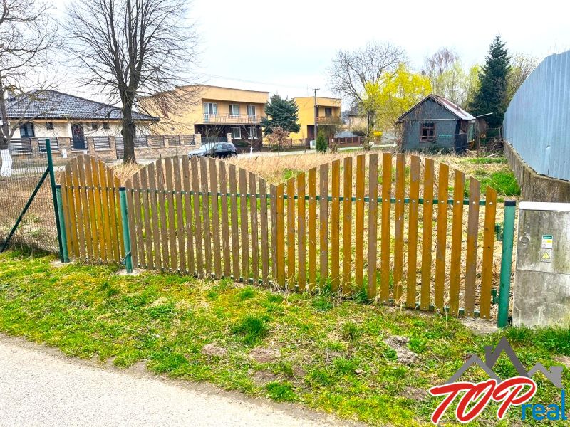 Grundstück aus Holzlatten auf einem Wohnbaugrundstück in der Jarková-Straße, Šaca.