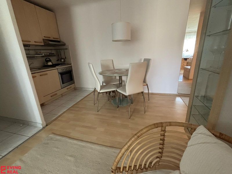 Küche und Essbereich in einer Einzimmerwohnung mit Holzboden.