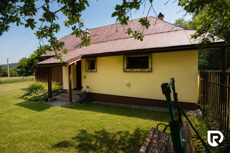Ein Einfamilienhaus in Makov in der Straße Čierne mit einem Rasen im Garten und einer Holzschaukel.
