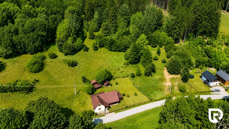 Ein Einfamilienhaus in der Straße Čierne in Makov, umgeben von Wiesen und Wald.