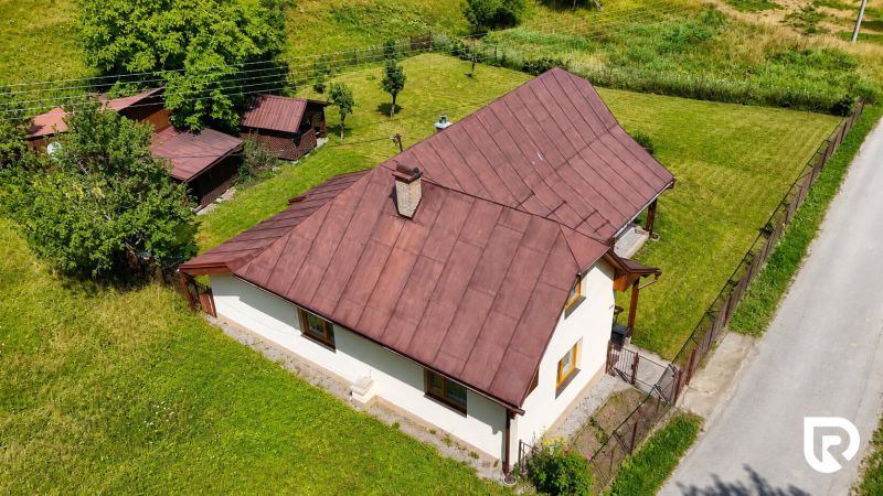 Das Einfamilienhaus in Makov na Čiernom bietet einen Garten mit Holzunterständen und Bäumen.