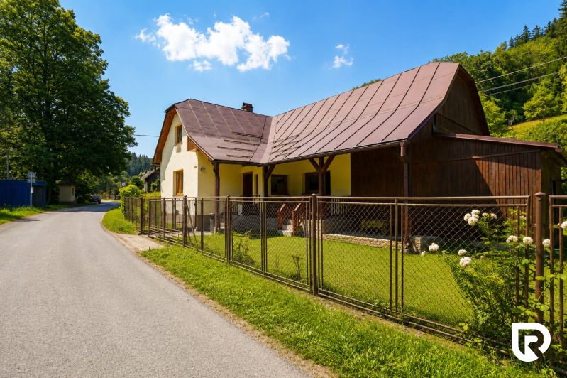 Ein Einfamilienhaus in Makov in der Čierne-Straße mit einem Zaun und einem gepflegten Garten.