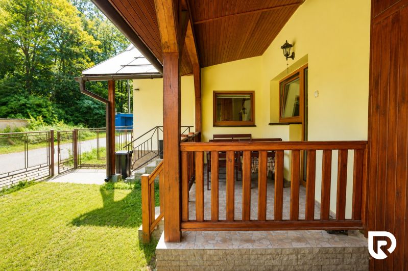 Ein Einfamilienhaus in Čierne v Makove mit Terrasse und Hof in einer sommerlichen Umgebung.