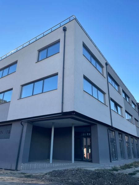 Ein Gebäude mit großen Fenstern in der Komenského 2A 2B in Levice, geeignet für Geschäftsräume.
