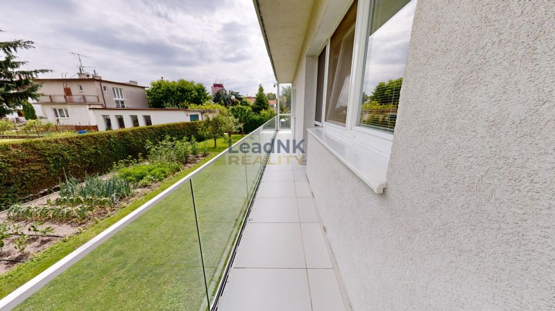 Balkon mit verglästem Geländer in Petržalka in der Kremnická-Straße, bei einer Dreizimmerwohnung.