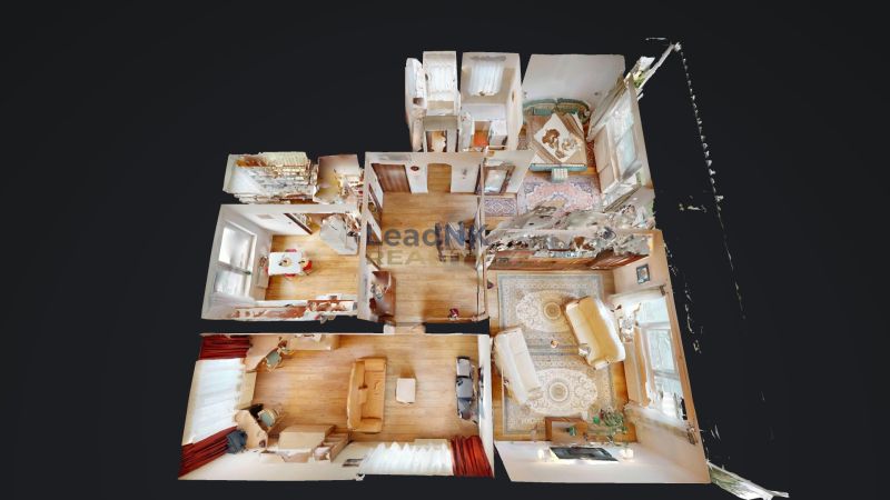 Grundriss einer 3-Zimmer-Wohnung mit Einrichtung und Bodenbelag in Holzoptik.