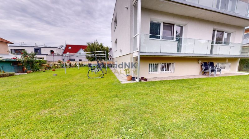 Das Äußere eines zweistöckigen Hauses in der Kremnická-Straße in Bratislava - Petržalka, mit gepflegtem Garten.
