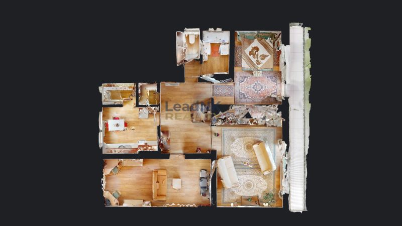 Grundriss einer 3-Zimmer-Wohnung mit Holzboden und Balkon.