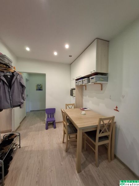Esszimmer in einer 3-Zimmer-Wohnung mit Holzboden und Einbauschränken.