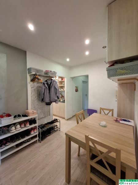 Esszimmer in einer 3-Zimmer-Wohnung mit offenem Raum und Holzboden.
