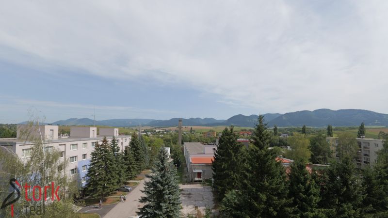 Blick auf die Mudrochova-Straße in Rajec mit Aussicht auf die Natur und Gebäude.