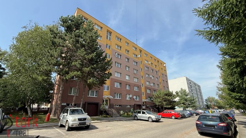 Mudrochova-Straße in Rajec zeigt ein Wohnhaus und einen Parkplatz für 2-Zimmer-Wohnungen.