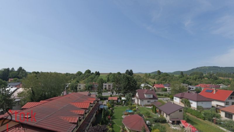 Blick auf die Häuser und das Grün in der Rajecká-Straße Mudrochova.
