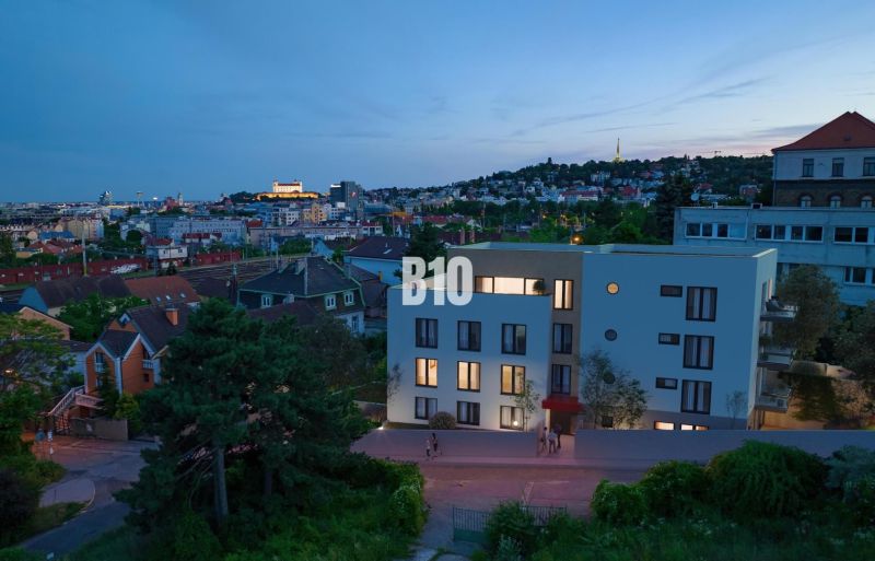 Nachtpanorama von der Straße Pod Strážami in Bratislava III mit Blick auf eine 3-Zimmer-Wohnung.