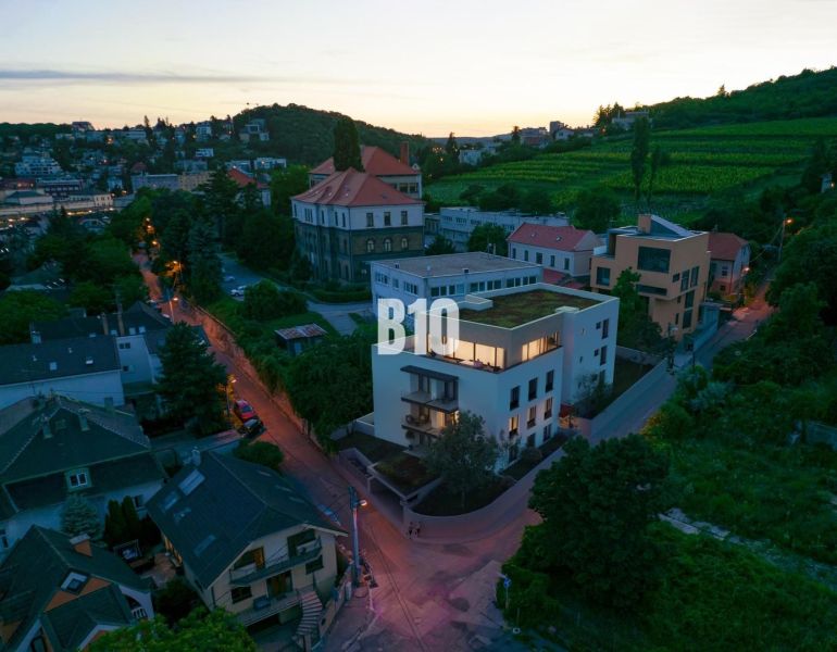 Abendlicher Blick auf Pod Strážami in Bratislava III mit Weinbergen und 3-Zimmer-Wohnungen.