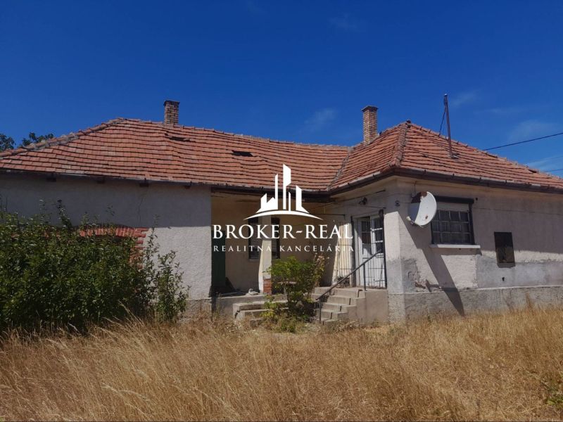 Ein Einfamilienhaus in Csobád mit rotem Dach und Satellitenschüssel.