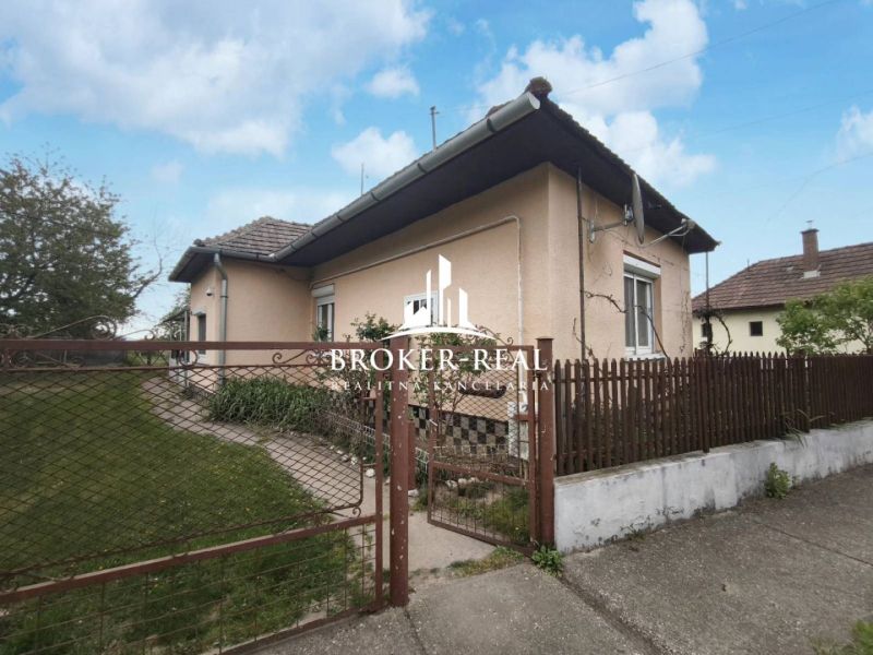 Ein Einfamilienhaus in Bódvaszilas, umgeben von einem Garten, mit weißem Putz und einem Zaun.