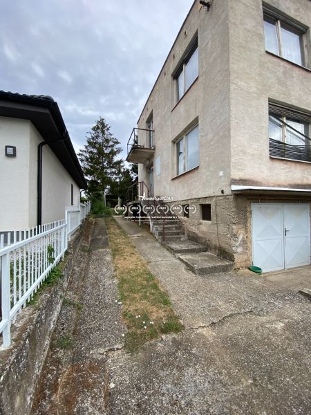 Einfamilienhaus in der Zvončín-Straße in der Stadt Zvončín mit Betonweg und Garage.
