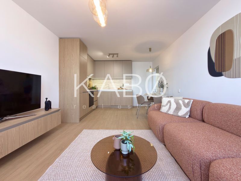 Wohnzimmer in einer 3-Zimmer-Wohnung mit Holzboden und hellen Möbeln.