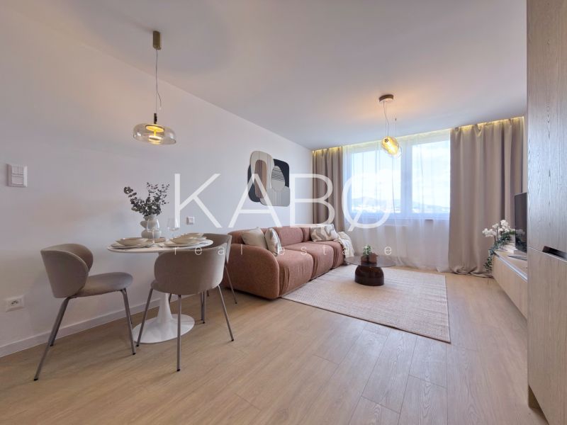 Wohnzimmer mit Sofa, Esstisch und Holzboden in einer 3-Zimmer-Wohnung.