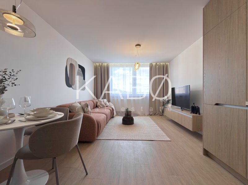 Wohnzimmer in einer 3-Zimmer-Wohnung mit Holzboden, Sofa und Esstisch.