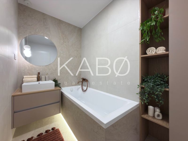 Badezimmer mit Badewanne, Waschbecken und dekorativen Elementen in einer 3-Zimmer-Wohnung.