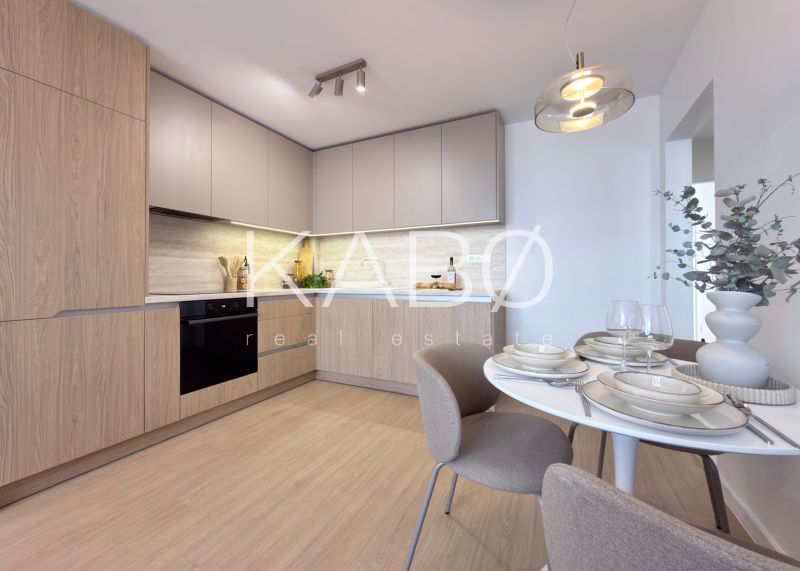 Küche mit hellen Schränken und Holzboden in einer 3-Zimmer-Wohnung.