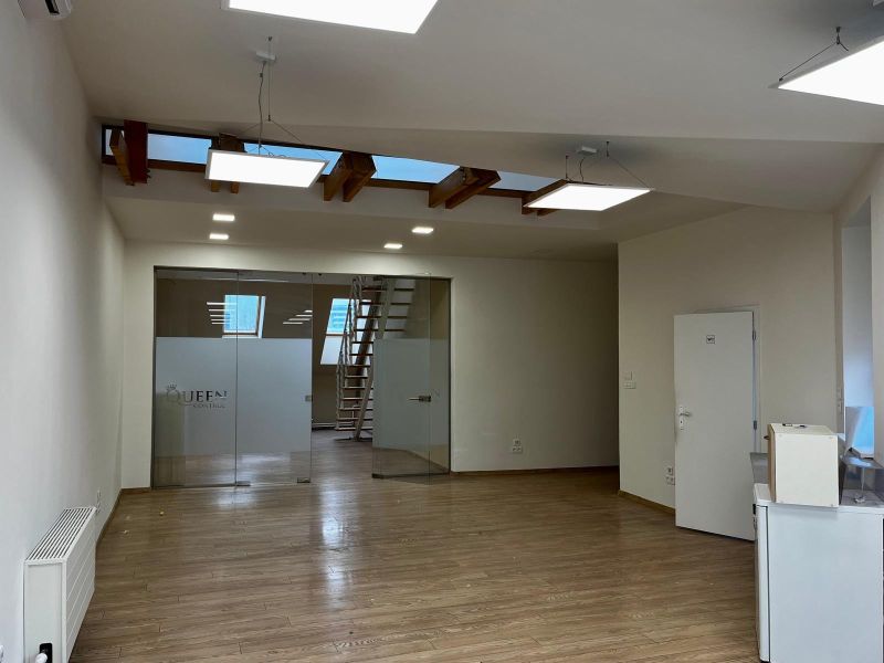 Büros mit Holzboden, Glastüren und Treppen.
