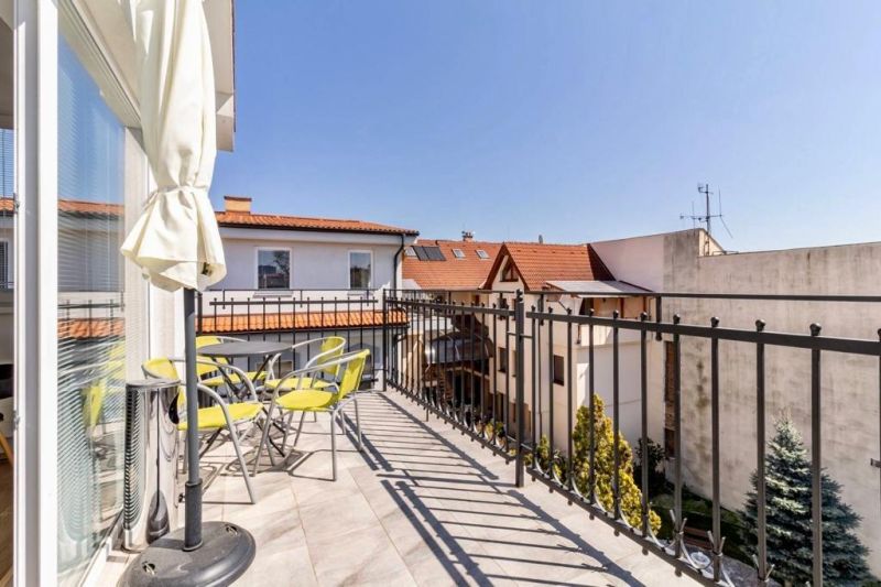 Balkon mit Blick auf Dächer und Bäume, Masarykova Straße, Košice - Stadtteil Altstadt, Büros.