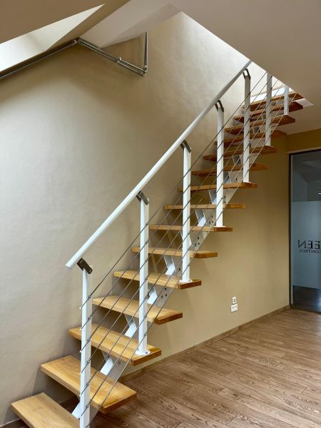 Treppe mit Holzstufen und Geländer, Boden mit Holzdekor im Büro.