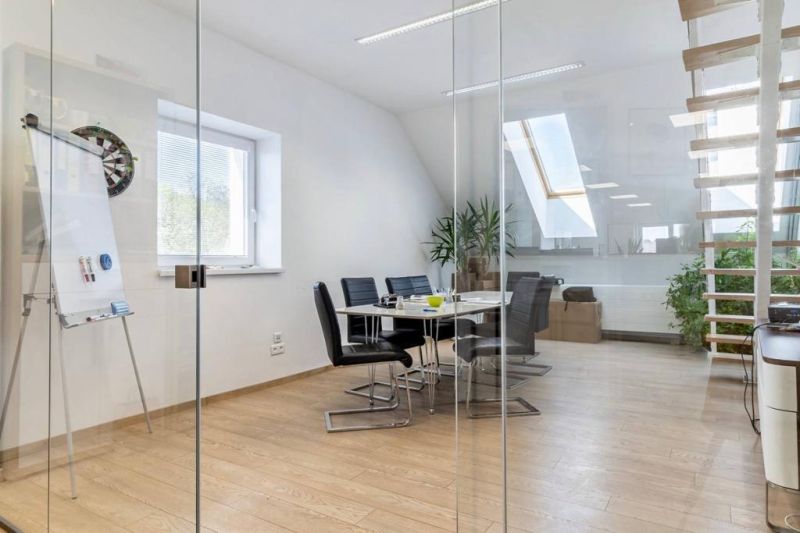 Glaswände, Boden mit Holzdekor und Treppen im Büro.