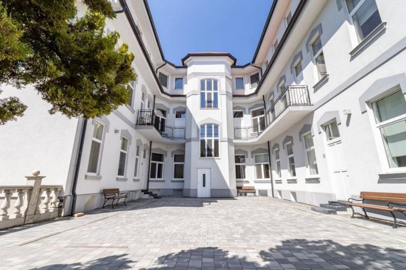 Hof vor Büros in der Stadt Košice - Stadtteil Staré Mesto in der Masarykova-Straße.