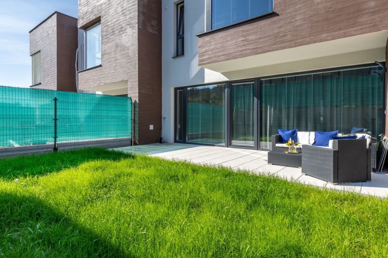 Einfamilienhaus in der Straße Na Košarisku in Košice - Lorinčík mit Rasen und Terrasse.