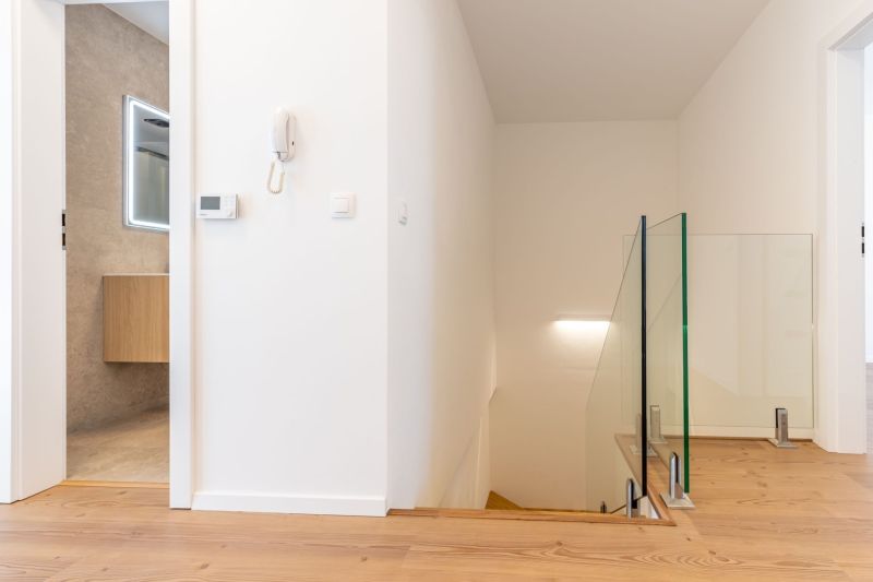 Einfamilienhaus mit Flur, Treppe, Holzboden und Badezimmer.