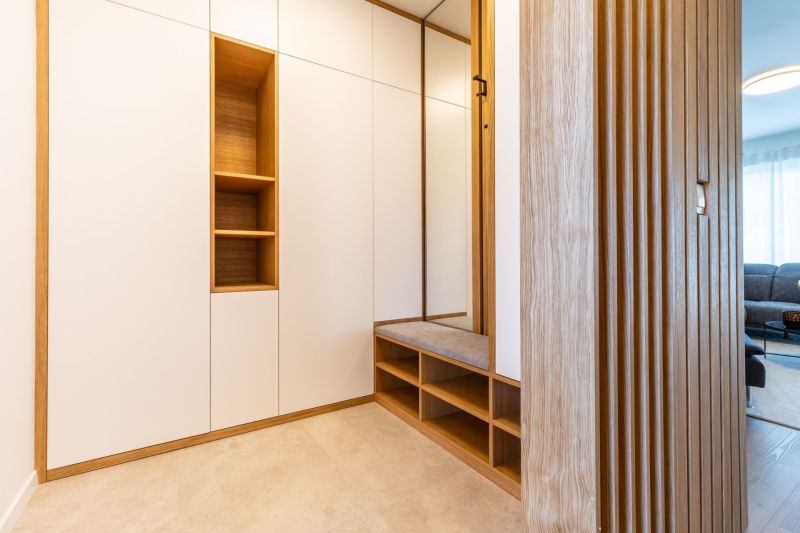 Flur in einem Einfamilienhaus mit Möbeln, Sitzgelegenheit und Wandverkleidung aus Holz.