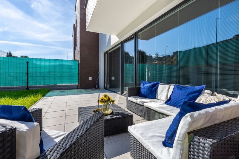 Einfamilienhaus in Košice - Lorinčík in der Straße Na Košarisku mit Terrasse und Rattanmöbeln.