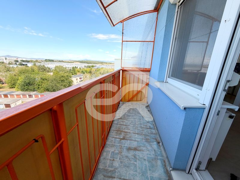 Balkon einer Einzimmerwohnung in Lúky in Vráble mit Blick auf die grüne Umgebung.