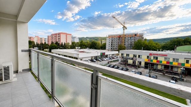 Blick vom Balkon einer 3-Zimmer-Wohnung in der Nobelova-Straße in Bratislava mit Panoramablick auf die Stadt.