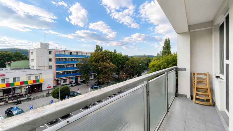 Der Balkon einer 3-Zimmer-Wohnung in der Nobelova-Straße in Bratislava mit Blick auf die Umgebung.