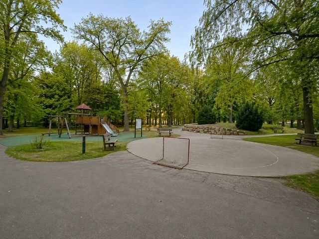 Spielplatz und Spielplatz in der Nobelova-Straße in Bratislava, umgeben von Bäumen.