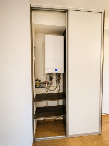 Einbauschrank mit Kessel in einer 3-Zimmer-Wohnung, Boden mit Holzdekor.