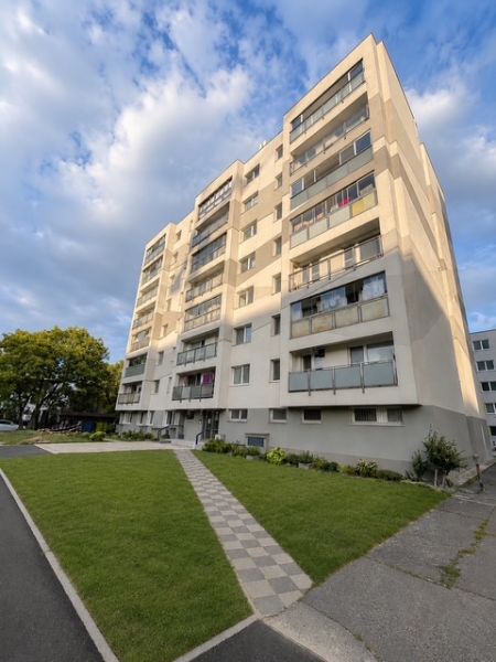 Wohnhaus in der Nobelova-Straße in Bratislava mit gepflegtem Rasen vor dem Gebäude.