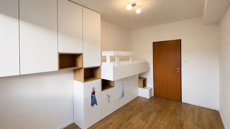 Kinderzimmer mit Etagenbett, Stauraum und Boden mit Holzdekor.